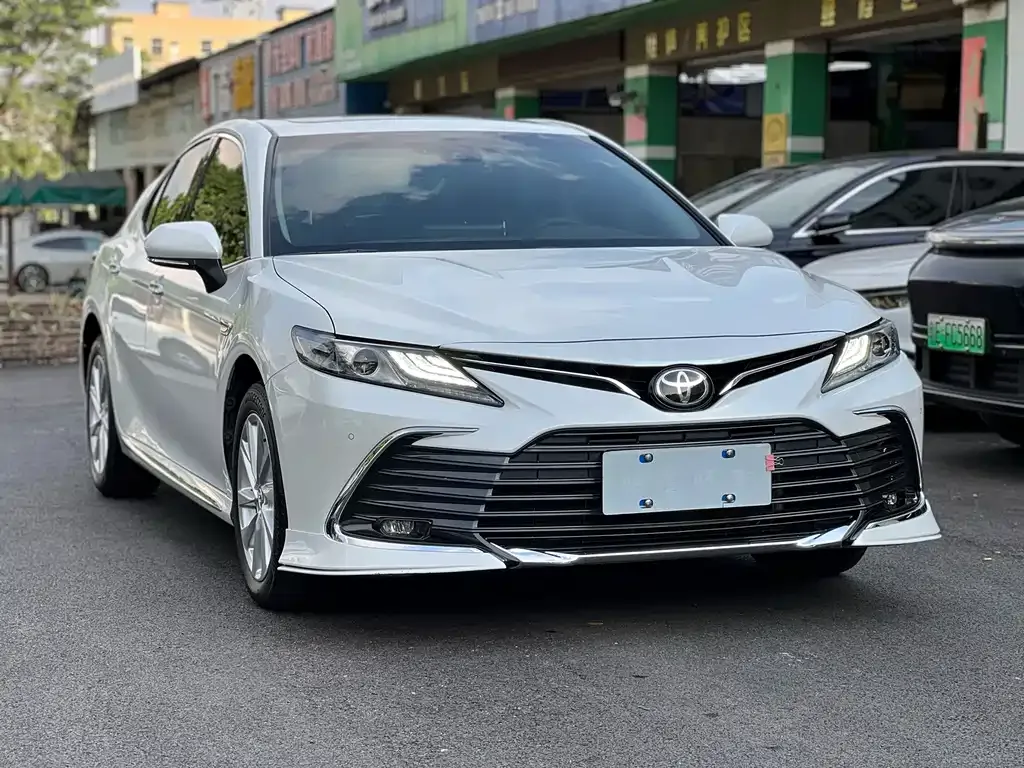 Toyota Camry — фото 1