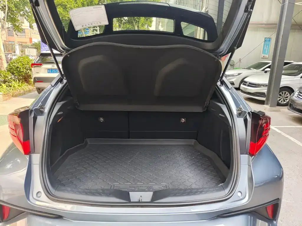 Toyota C-HR — фото 10