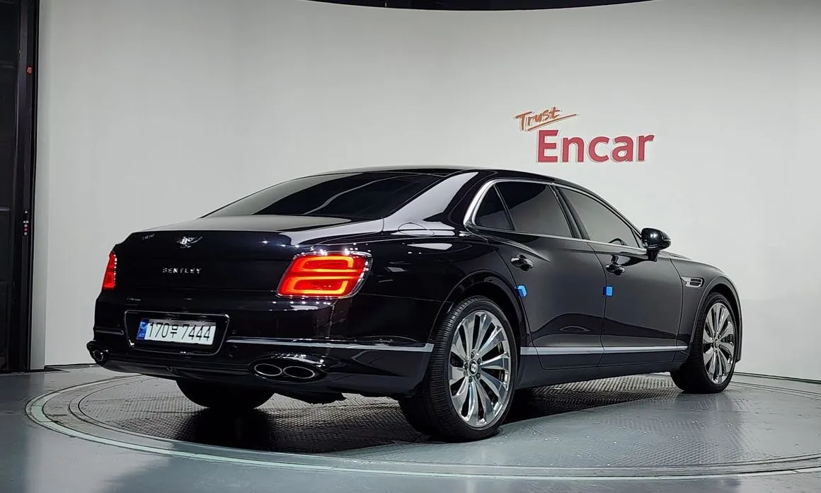 Bentley Flying Spur — фото 10