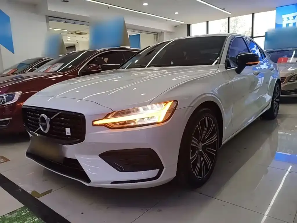 Volvo S60 — фото 1