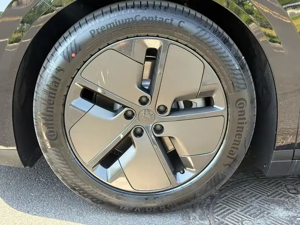 Li Auto i8 — фото 9