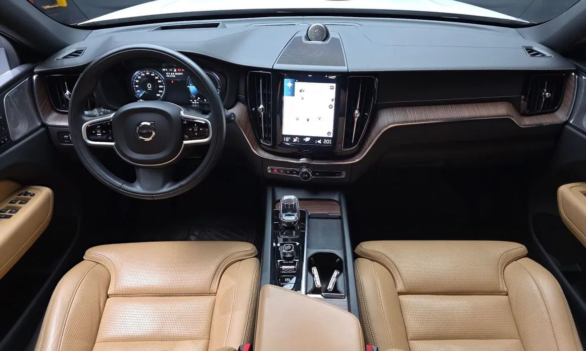 Volvo XC60 — фото 2
