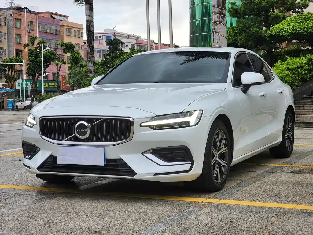 Volvo S60 — фото 1