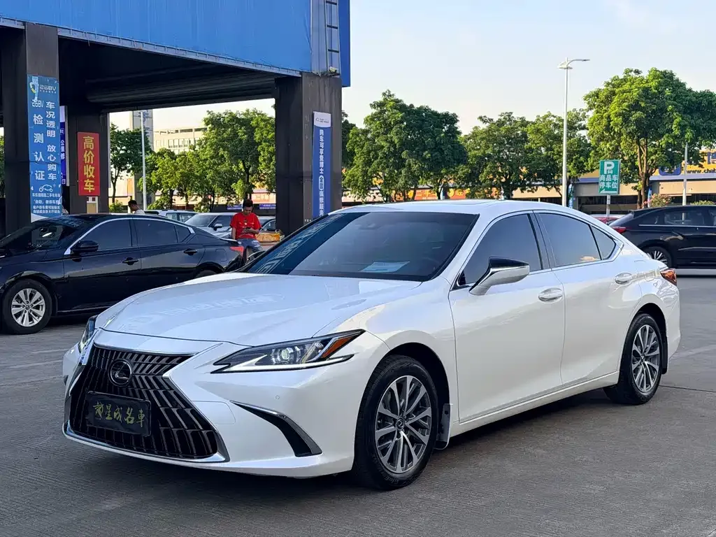Lexus ES — фото 1