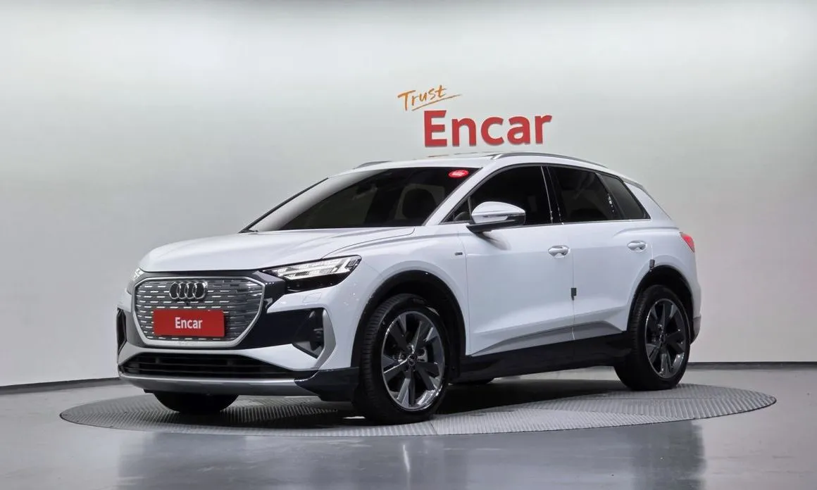 Audi Q4 e-tron — фото 1