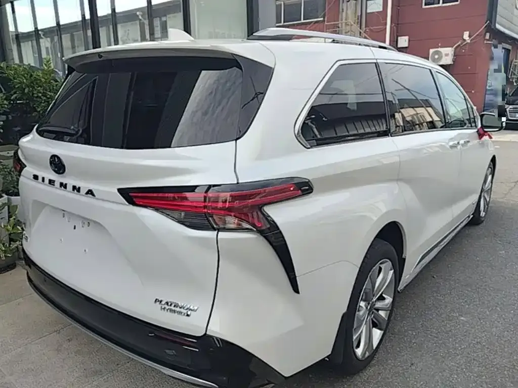 Toyota Sienna — фото 10
