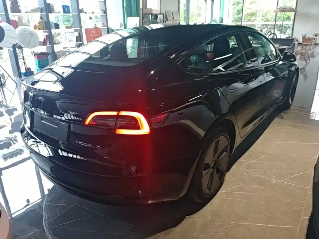 Tesla Model 3 — фото 10