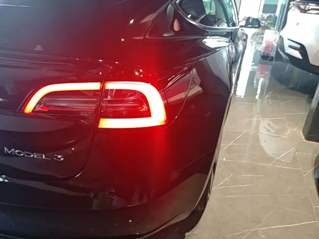 Tesla Model 3 — фото 3