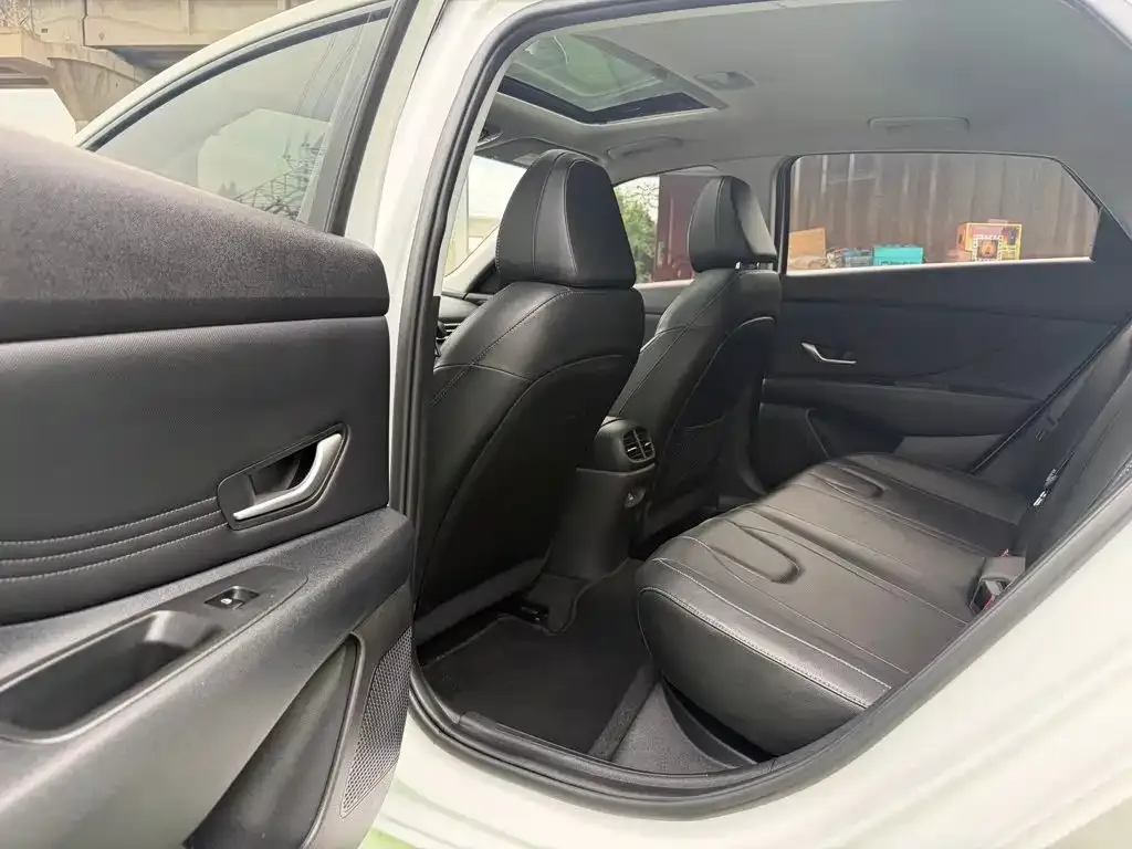 Hyundai Elantra — фото 2
