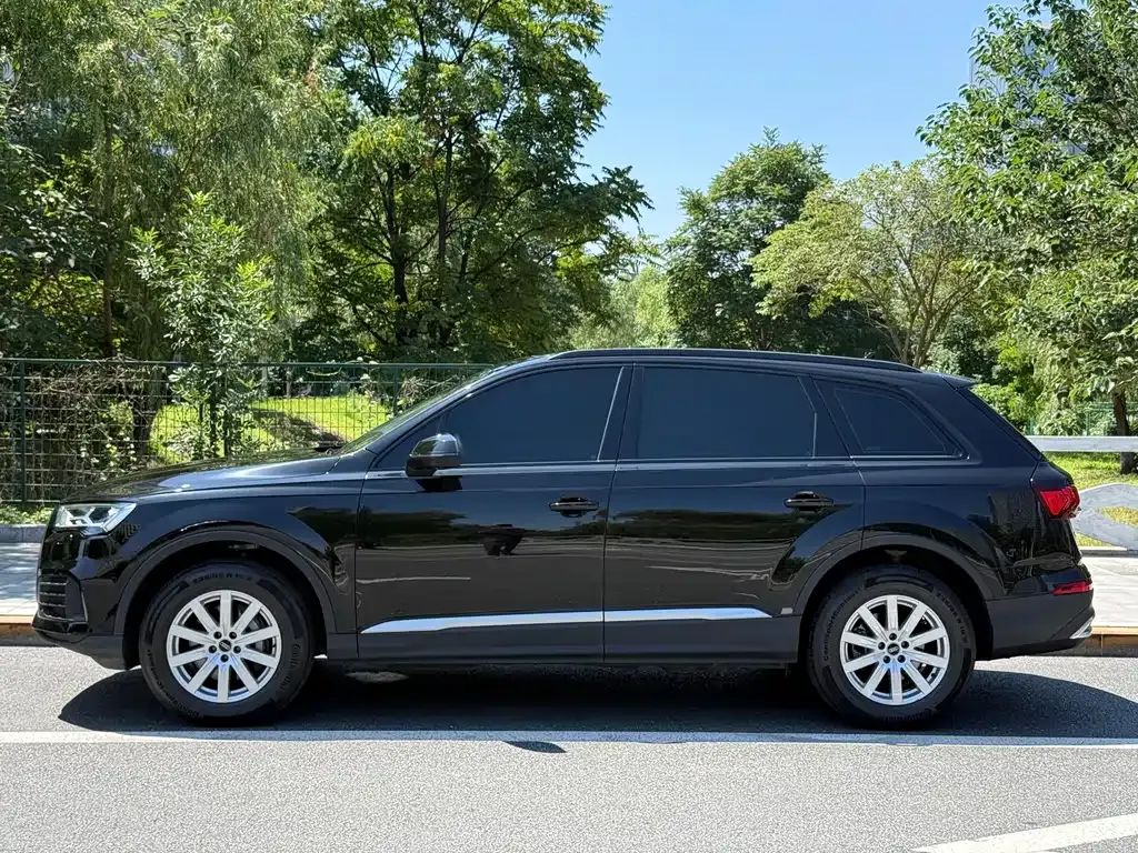 Audi Q7 2024 из CN, фото 9