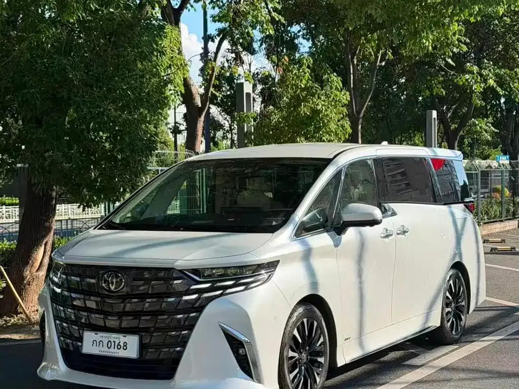Toyota Alphard — фото 1