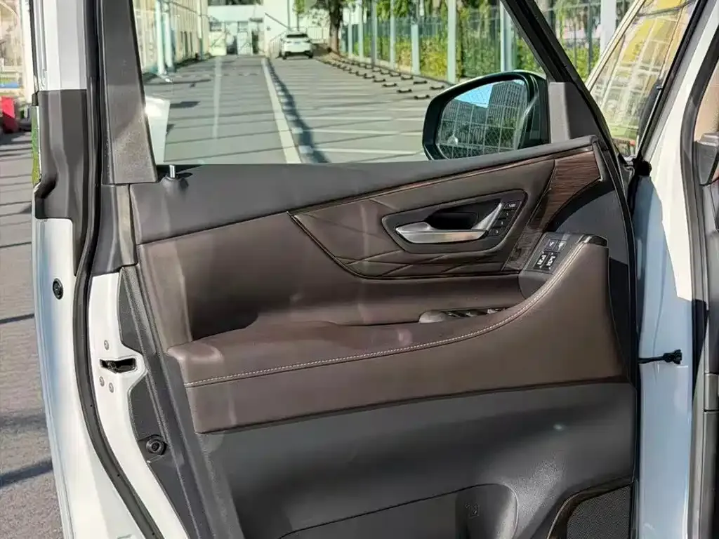 Toyota Alphard — фото 4