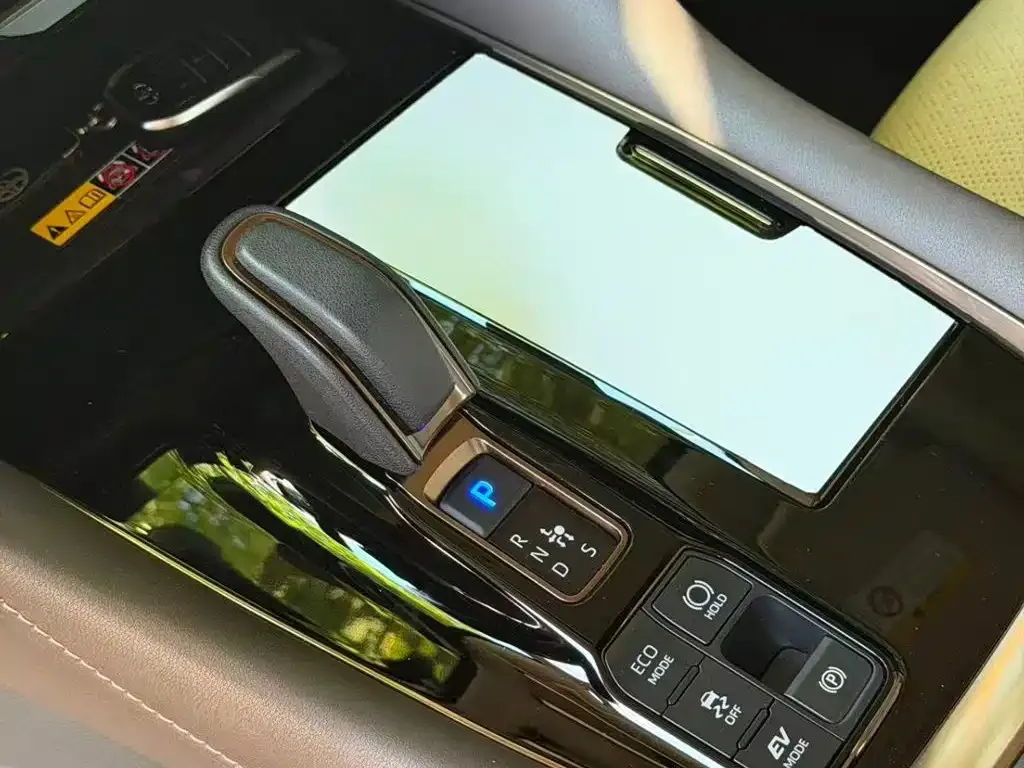 Toyota Alphard — фото 9