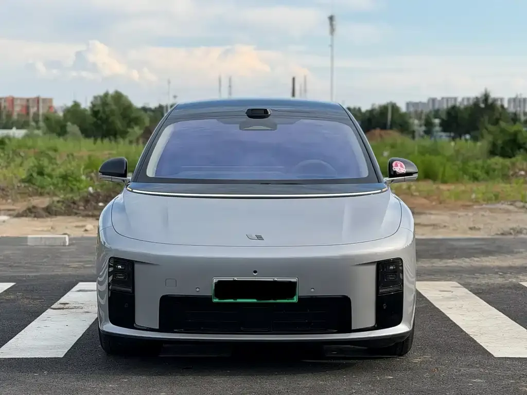 Li Auto i8 — фото 7
