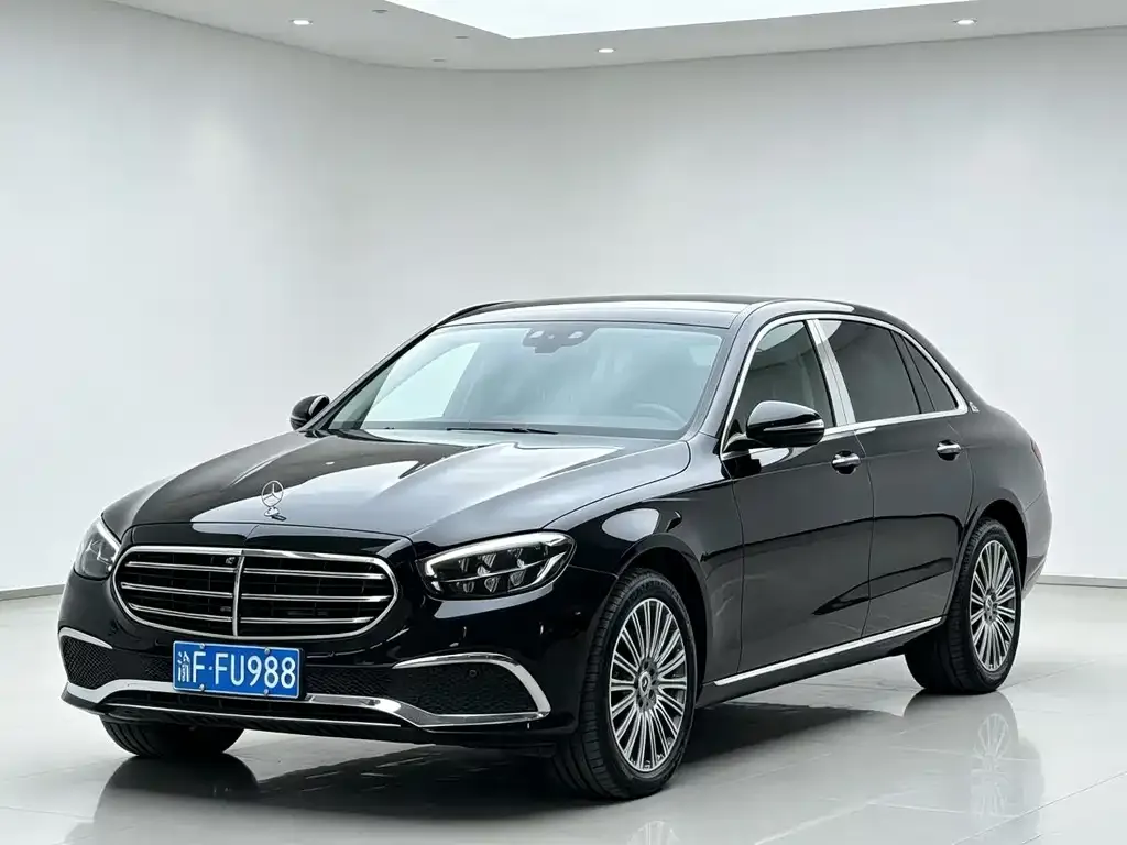 Mercedes-Benz E-Class — фото 1