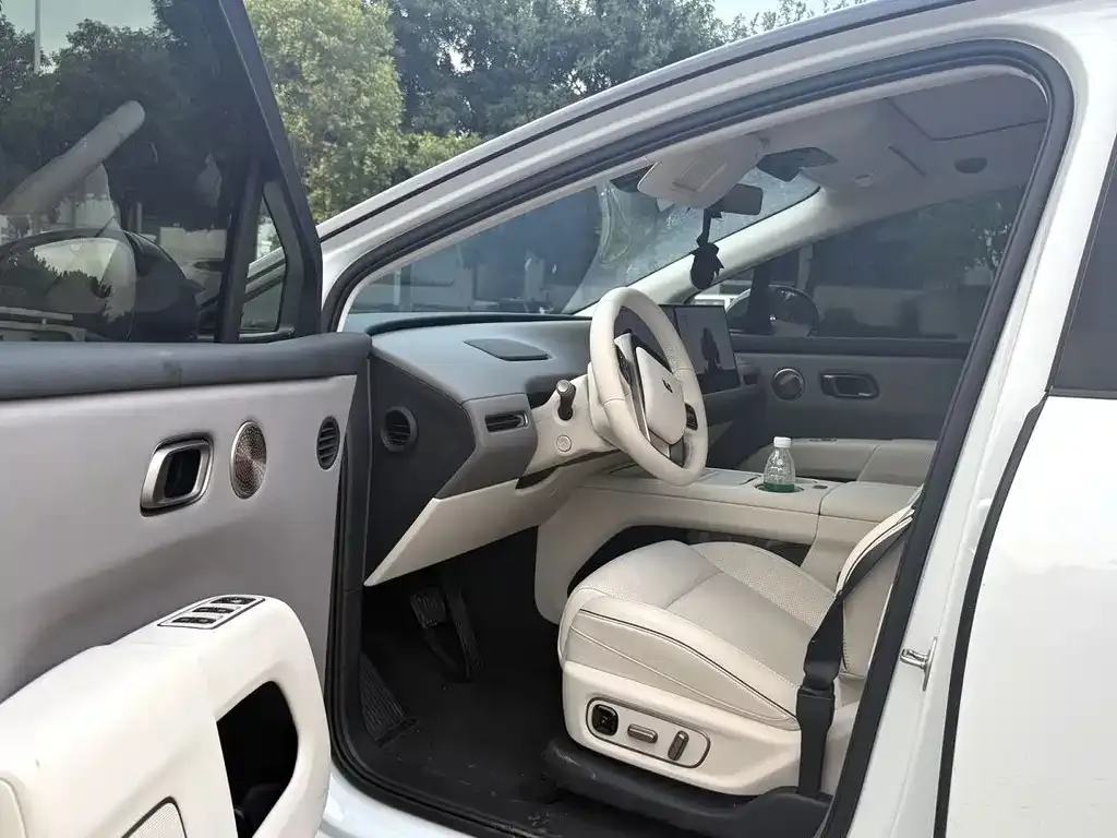 Li Auto i8 — фото 2