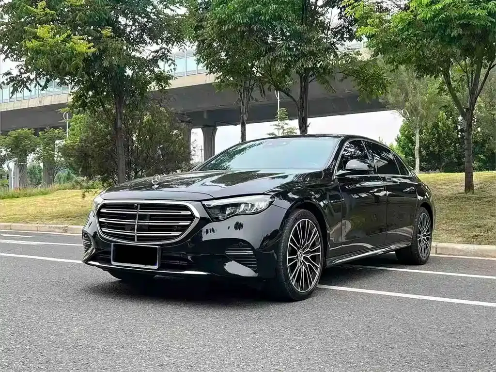 Mercedes-Benz E-Class — фото 1