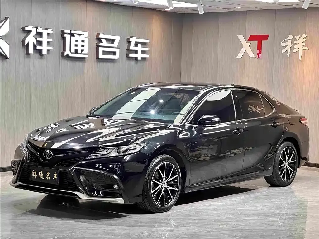 Toyota Camry — фото 1