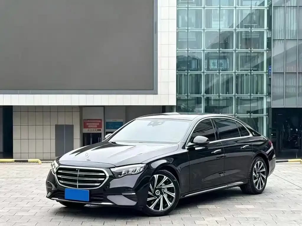Mercedes-Benz E-Class — фото 1