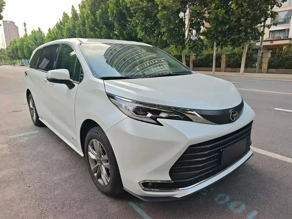 Toyota Sienna — фото 1
