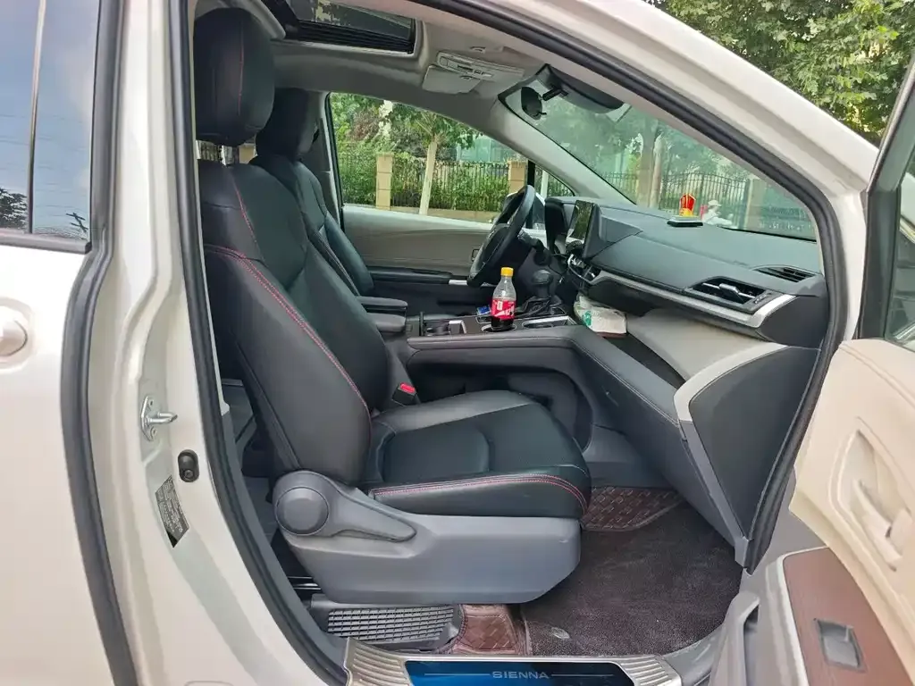 Toyota Sienna — фото 3