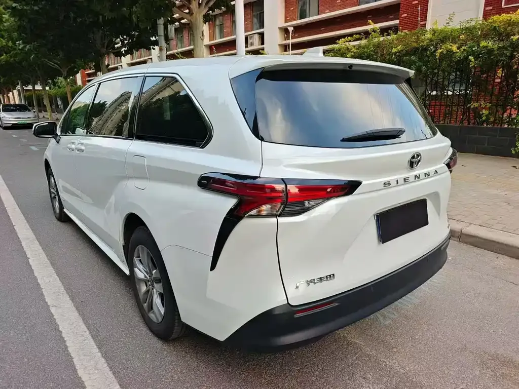 Toyota Sienna — фото 5