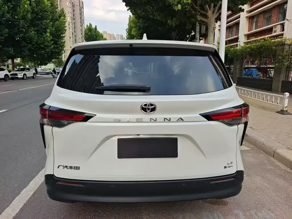 Toyota Sienna — фото 7