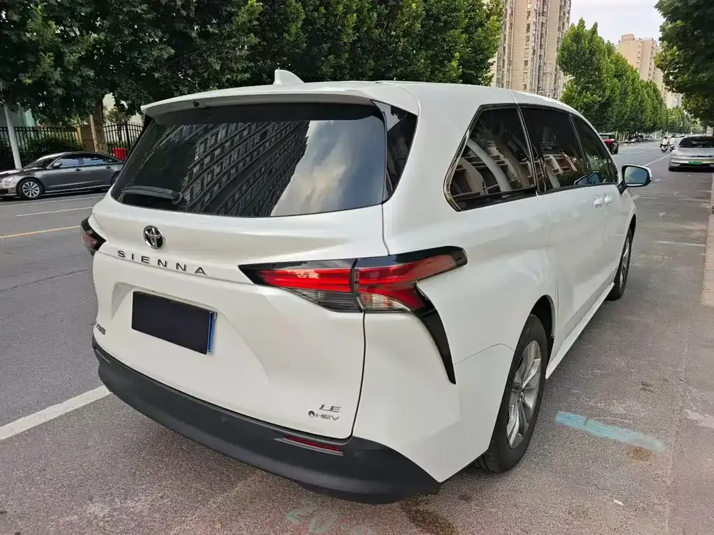 Toyota Sienna — фото 8