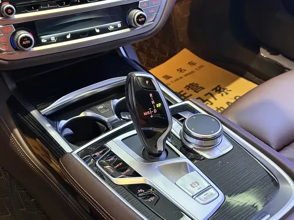 BMW 7 Series — фото 10