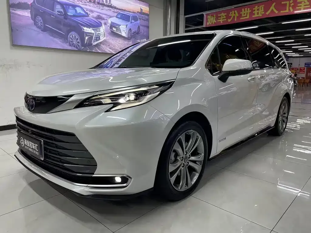 Toyota Sienna — фото 1