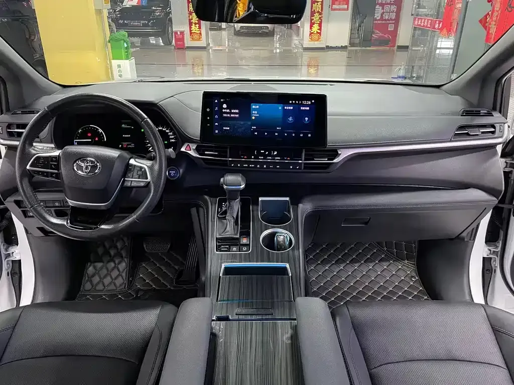 Toyota Sienna — фото 3