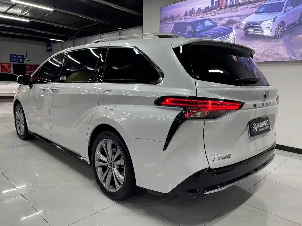 Toyota Sienna — фото 2