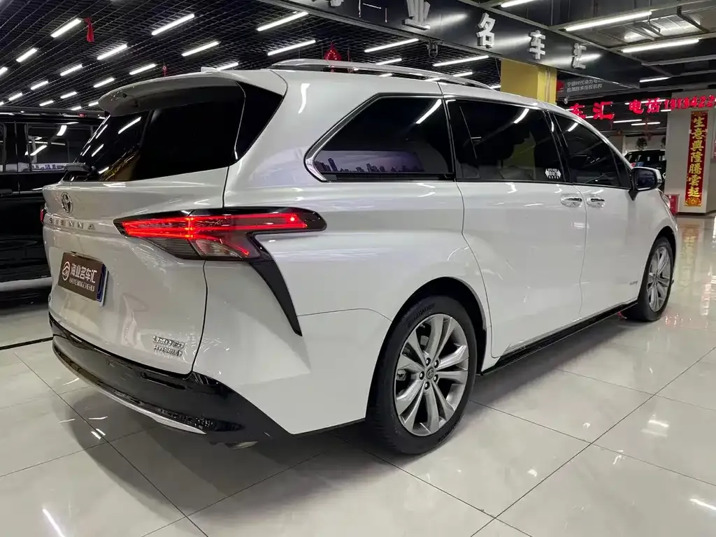 Toyota Sienna — фото 5