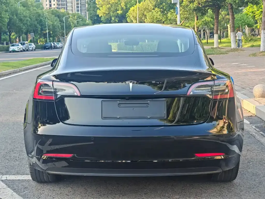 Tesla Model 3 — фото 9