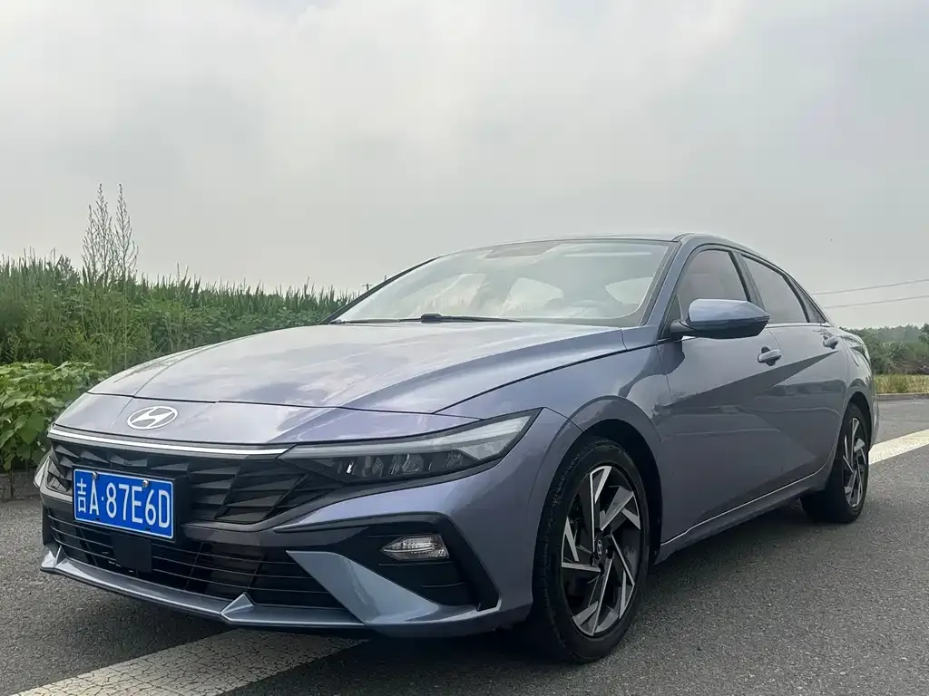 Hyundai Elantra — фото 1