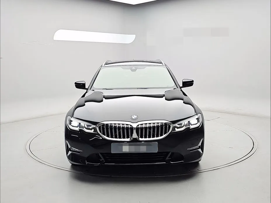 BMW 3-Series 320i Touring Luxury 1