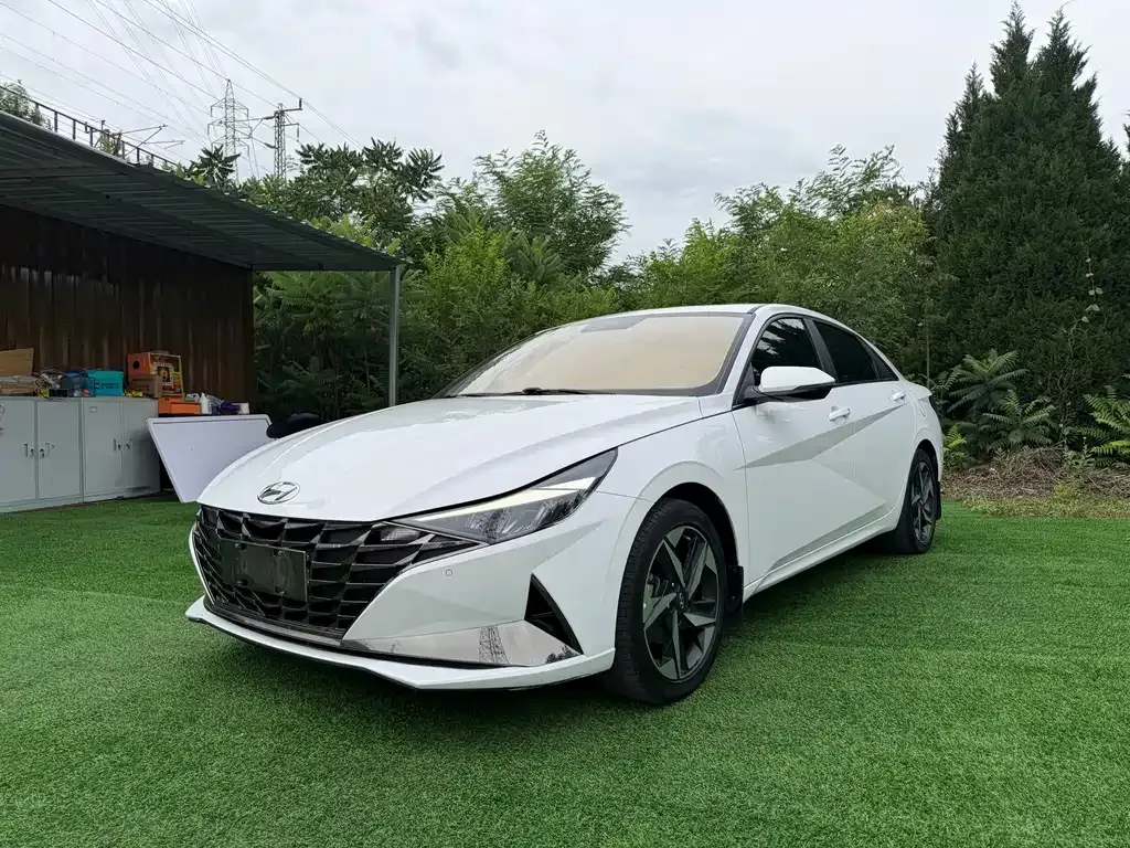 Hyundai Elantra — фото 1