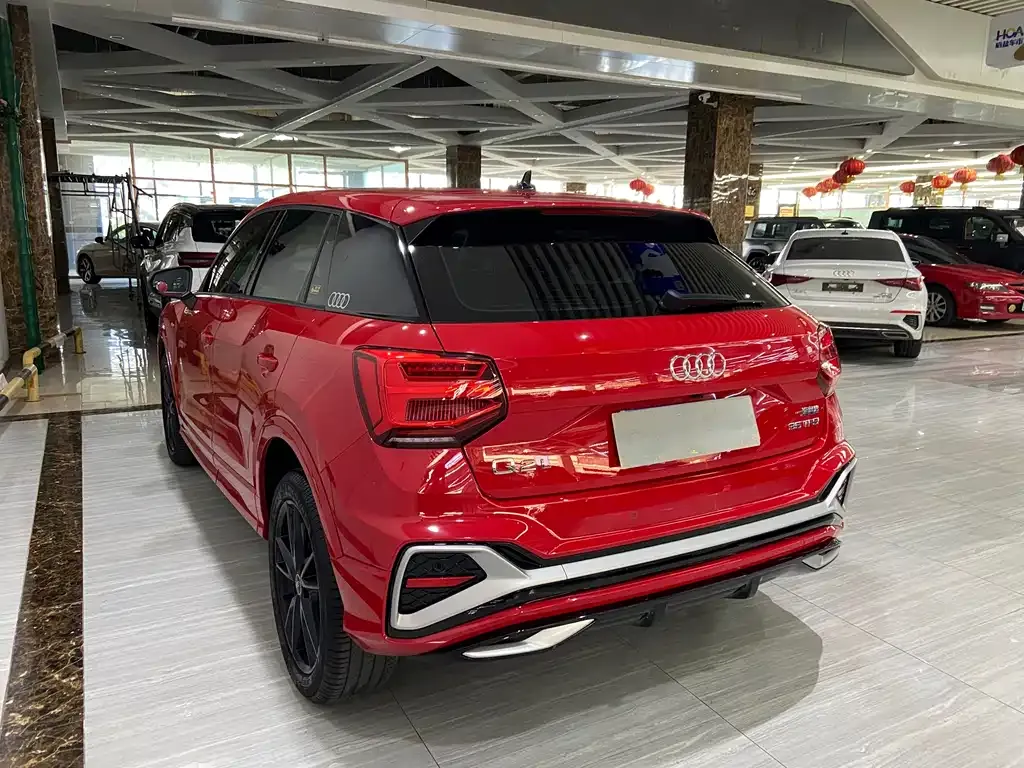 Audi Q2L — фото 9