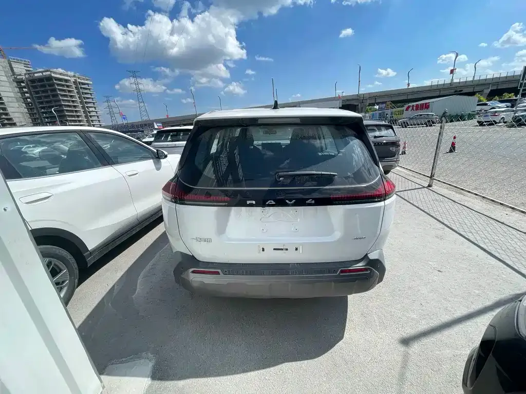 Toyota RAV4 — фото 3