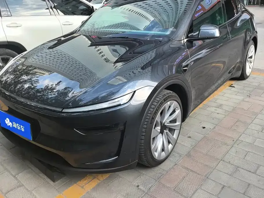 Tesla Model Y — фото 1