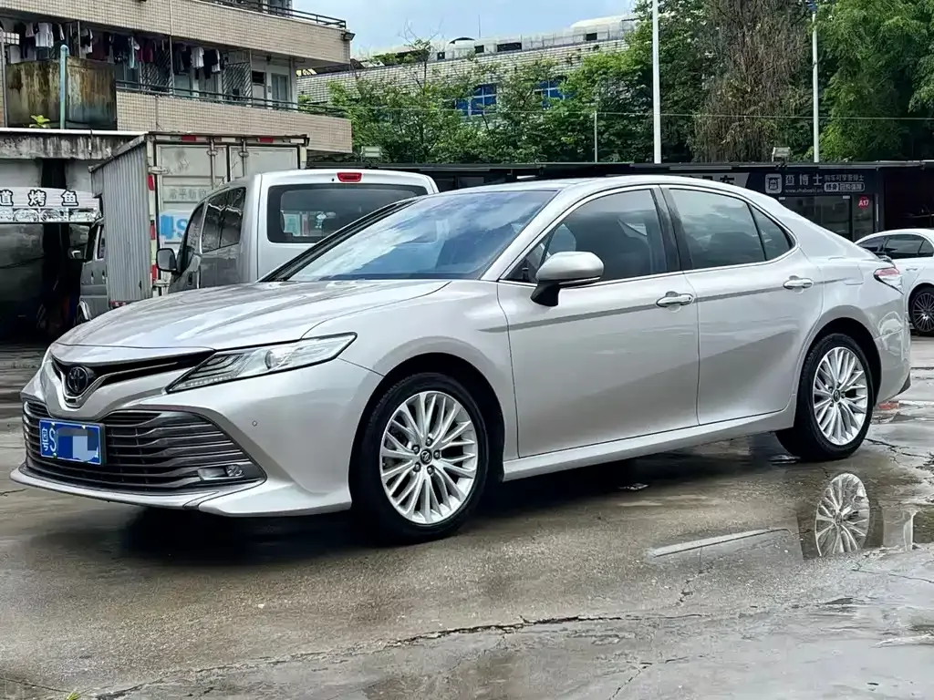 Toyota Camry — фото 1
