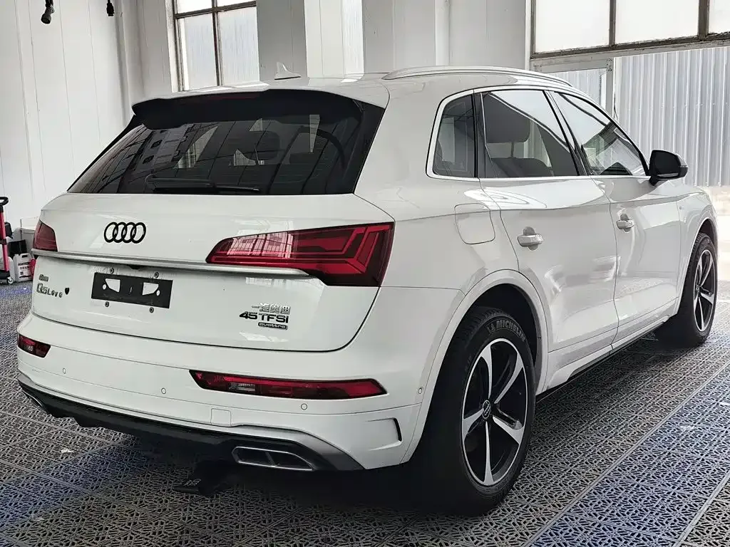 Audi Q5L — фото 9