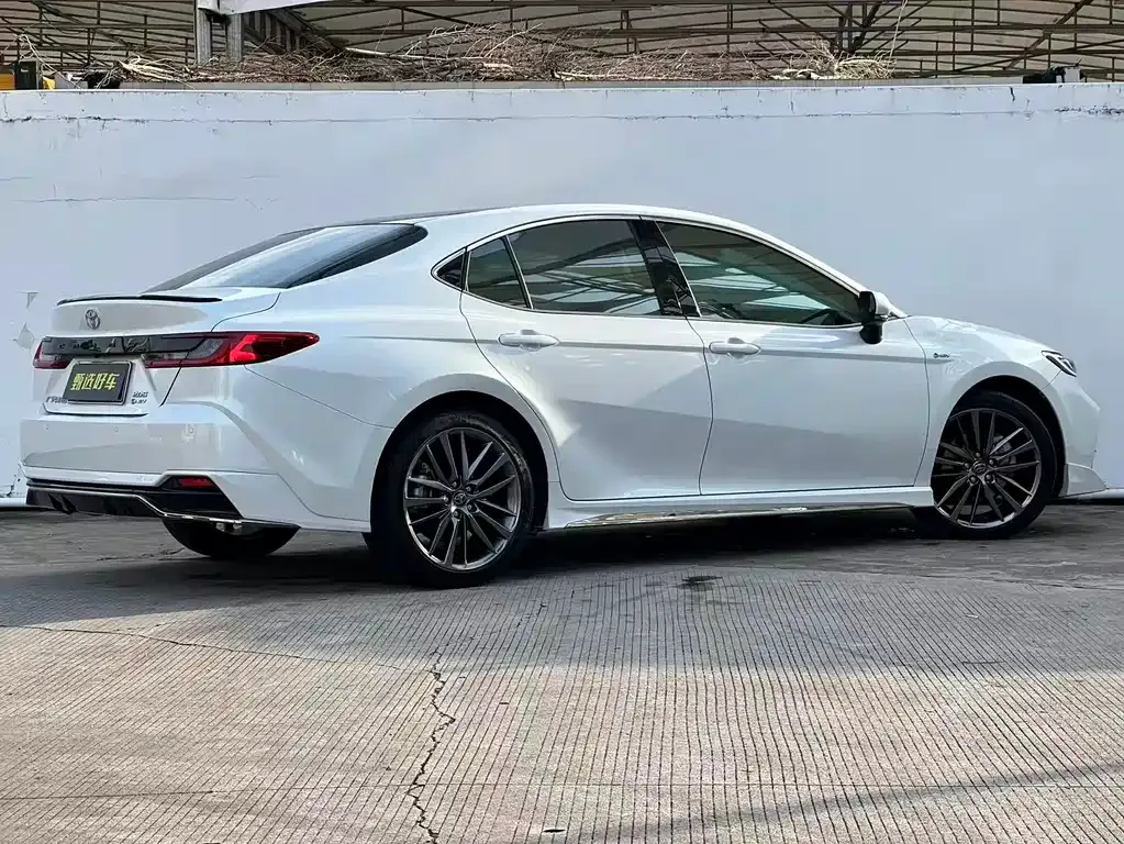 Toyota Camry — фото 9