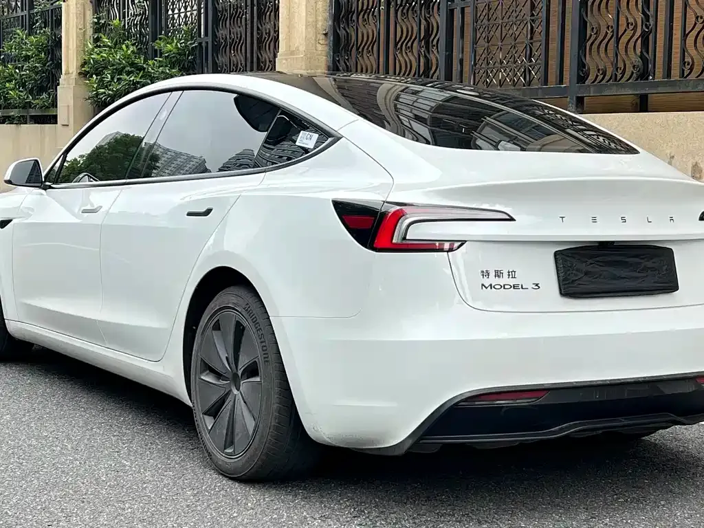 Tesla Model 3 — фото 10