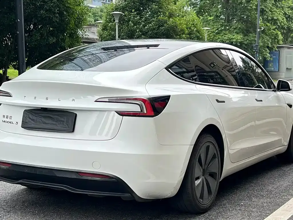 Tesla Model 3 — фото 8