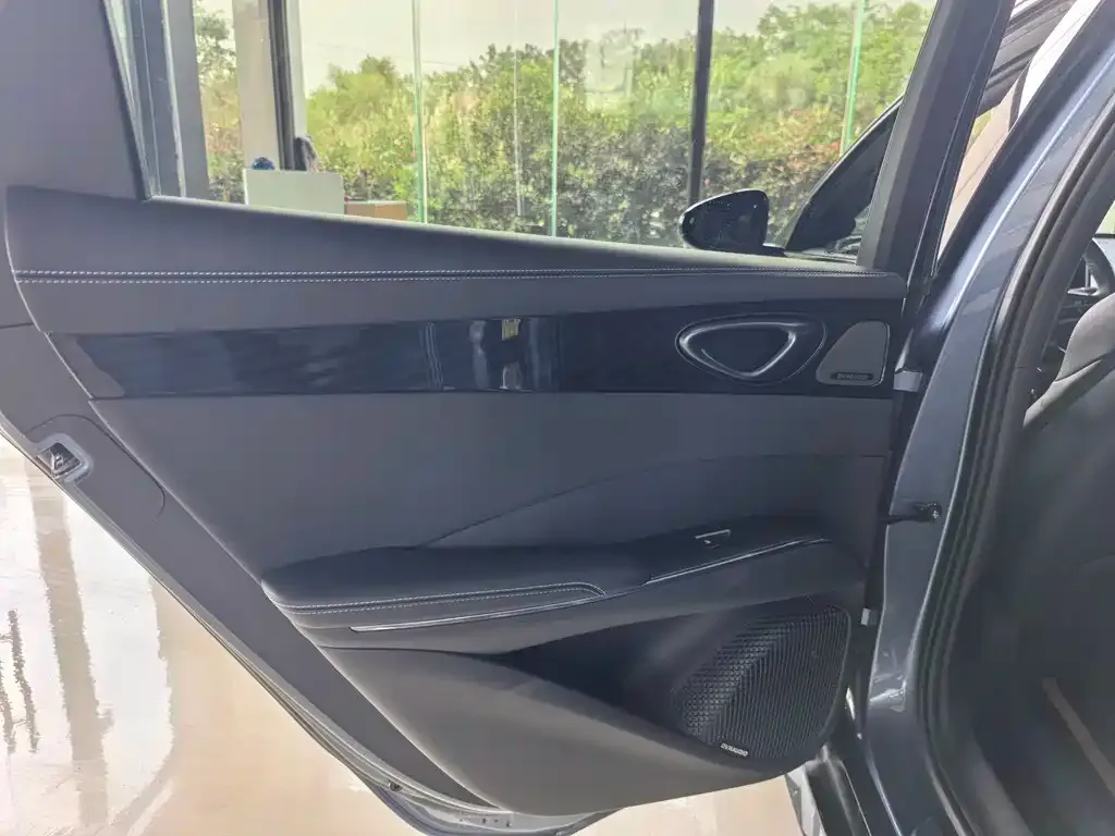 BYD Seal — фото 8