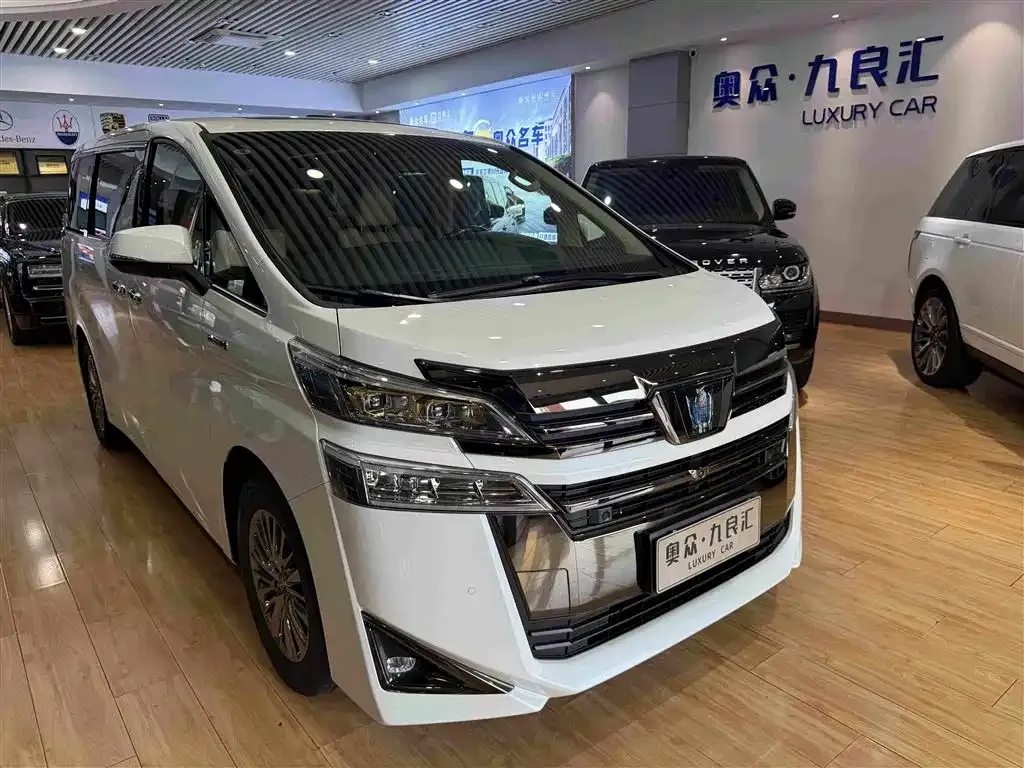 Toyota Vellfire — фото 1