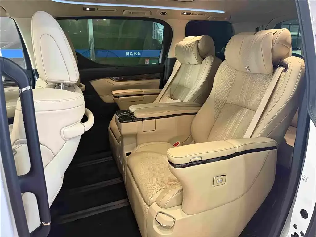 Toyota Vellfire — фото 2
