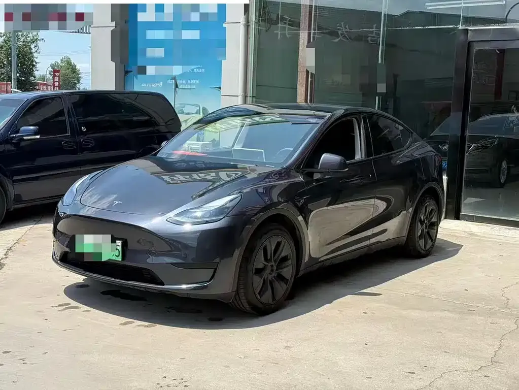 Tesla Model Y — фото 1