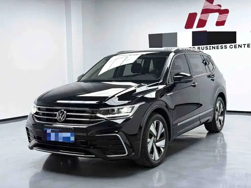 Volkswagen Tiguan L — фото 1